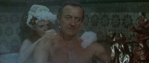 David Niven in einer schlüpfrigen Situation