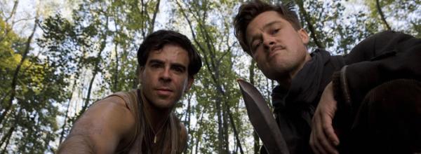 Donny Donnowitz (Eli Roth) und Aldo Raine (Brad Pitt) markieren einen Nazi Donny Donnowitz (Eli Roth) und Aldo Raine (Brad Pitt) markieren einen Nazi