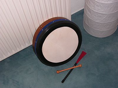 meine Bodhran mit Tipper und Besen