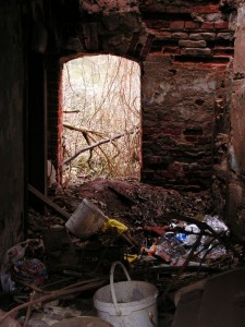 Blick in ein verfallenes Haus in Zeitz