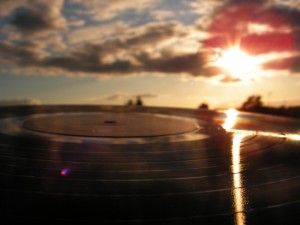 Schallplatte im Schein der untergehenden Sonne